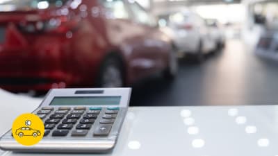 Taschenrechner auf Bürotisch im Autohaus