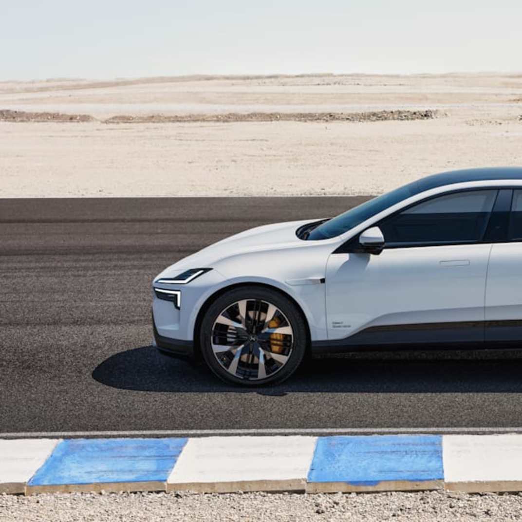 Seitenansicht Polestar 4 in weiß