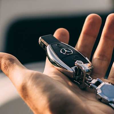 Hand mit Autoschlüssel