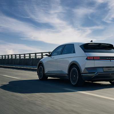 Hyundai_IONIQ_auf_Brücke
