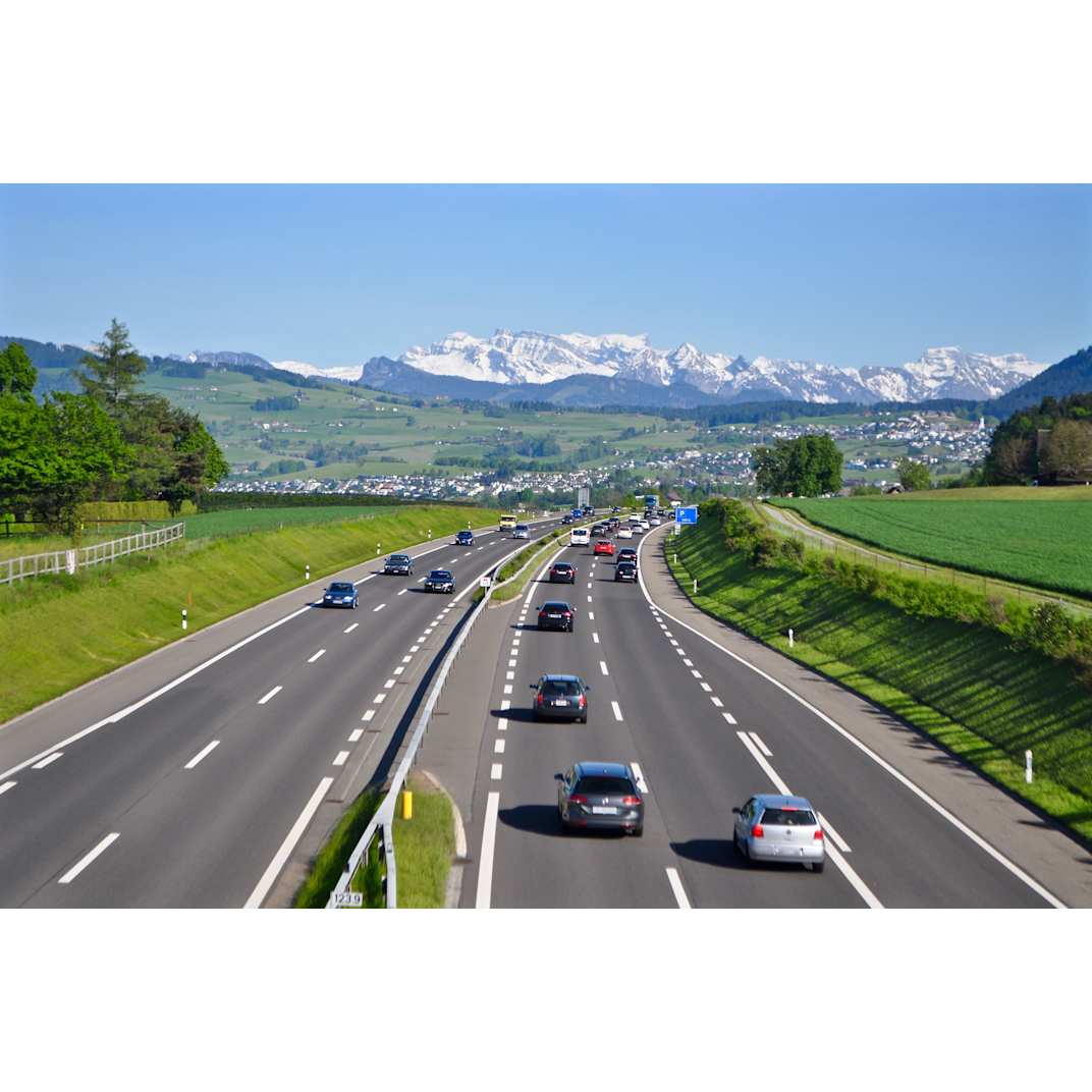 Autobahn in der Schweiz, auf der eine E-Vignette erforderlich ist