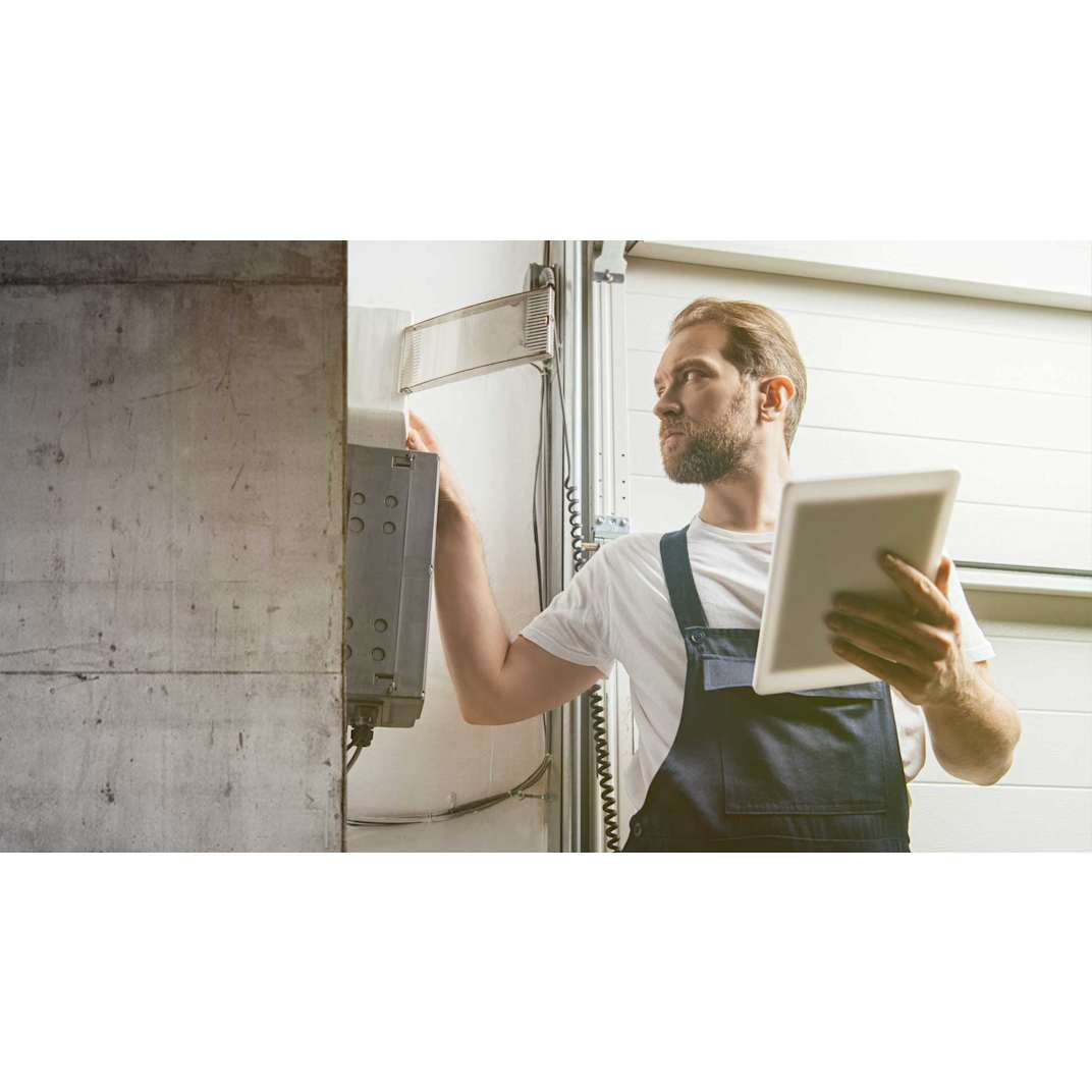 Elektriker am Stromverteilerkasten