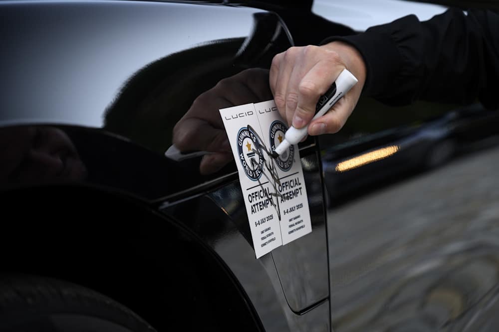 Mensch unterzeichnet Siegel auf Weltrekordversuchsauto