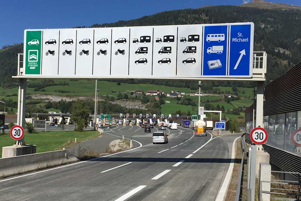 Mautstelle der A10 Tauern Autobahn in Österreich mit Wegweisung nach St. Michael und Beschilderung für Fahrzeugklassen.