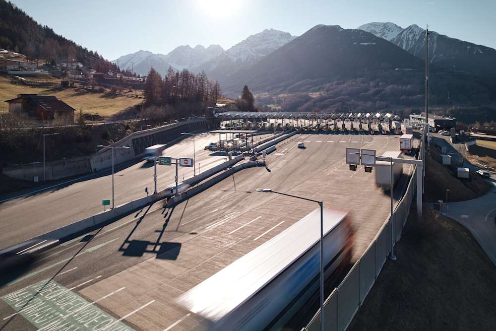 Brenner Autobahn A13 mit Mautstelle Schönberg in den österreichischen Alpen - wichtige Streckenmaut für den Transit nach Italien