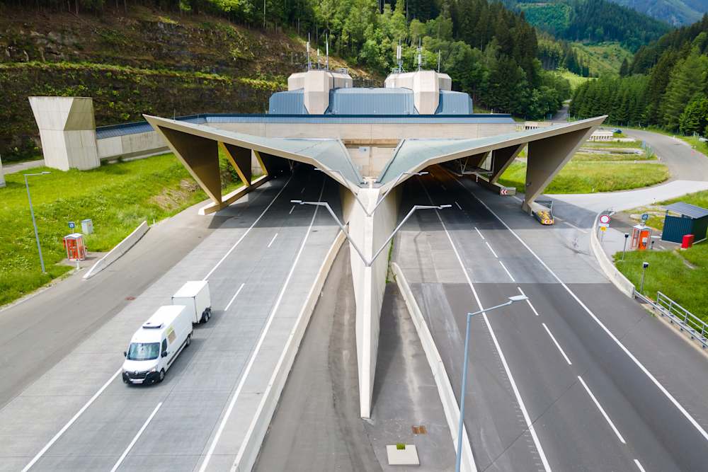 Tunnelportal des A9 Pyhrn‑Gleinalm‑Tunnels in Österreich mit getrennten Fahrspuren am Streckenmautabschnitt