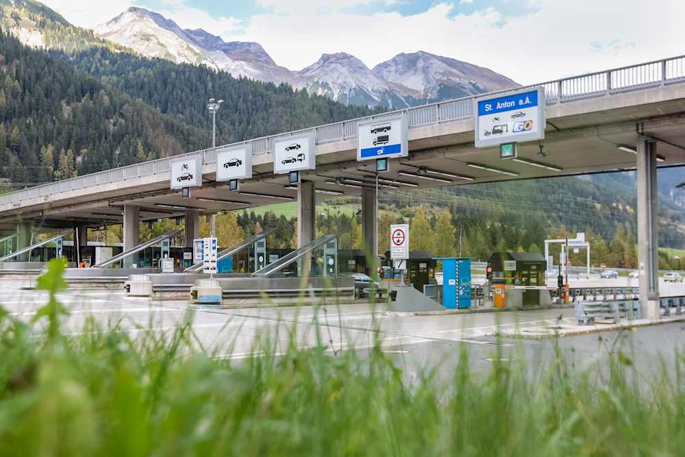 S16 Arlberg Schnellstraße mit Mautstelle St. Jakob in den Alpen - zentrale österreichische Streckenmaut zum Arlberg-Tunnel