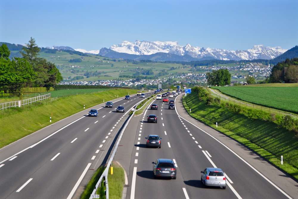 Foto von Autobahn in der Schweiz, auf der eine VIgnette erforderlich ist