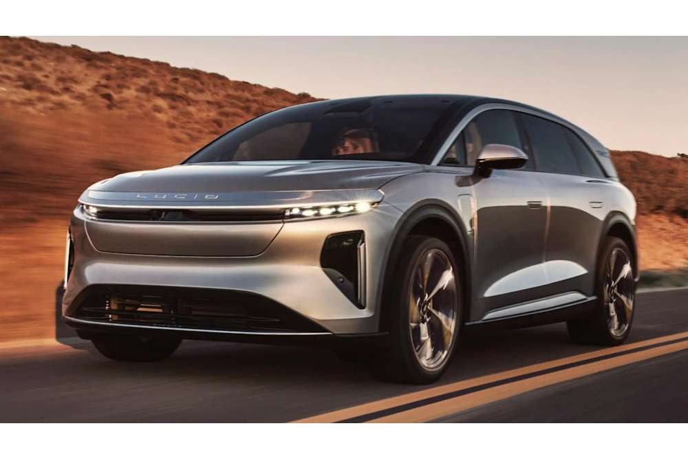 Lucid_Gravity_Vorderansicht_während_Fahrt