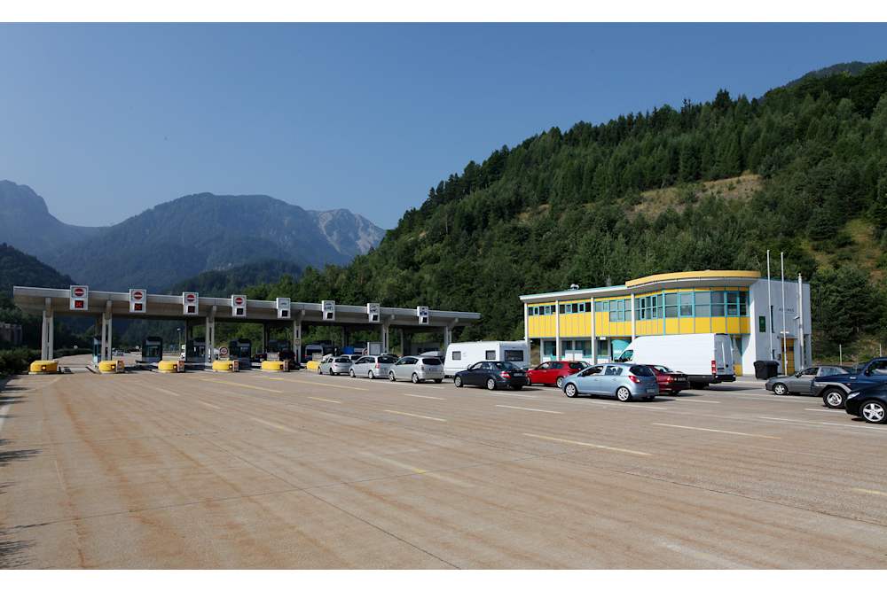 A11 Karawankentunnel Mautstelle in den Alpen mit Fahrzeugschlange - zentrale ASFINAG Streckenmaut auf der Route Österreich-Slowenien