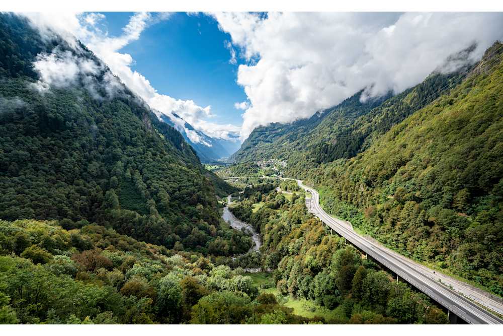 Bild eines mautpflichtigen Autobahnabschnitts durch ein Tal in derSchweiz