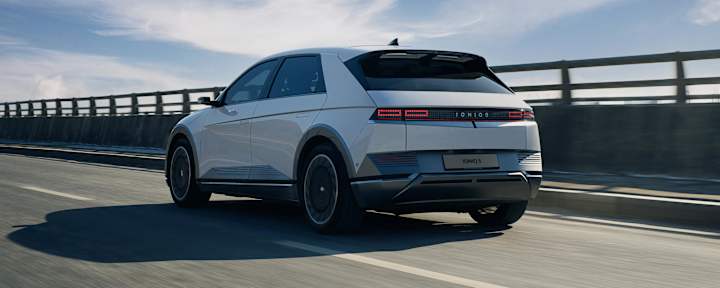 Hyundai_IONIQ_auf_Brücke