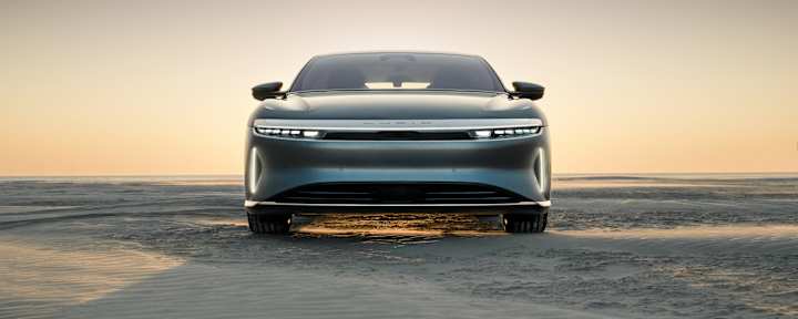 Lucid Air Elektroauto Frontansicht auf Strand