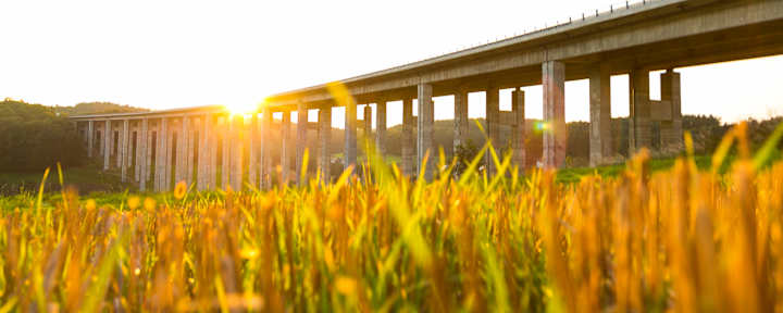 Autobahnviadukt in Österreich im Abendlicht - zentrale Mautroute für Fahrzeuge mit 2-Monats-Vignette