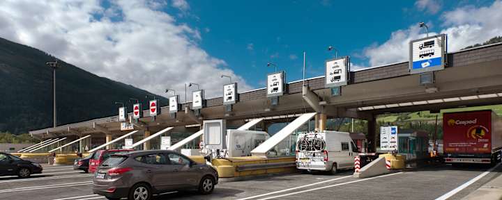 A10 Tauern Autobahn mit Mautstelle St. Michael in alpiner Umgebung - wichtige österreichische Streckenmaut für den Tauern-Tunnel
