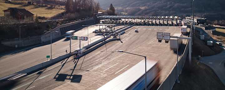 Brenner Autobahn A13 mit Mautstelle Schönberg in den österreichischen Alpen - wichtige Streckenmaut für den Transit nach Italien