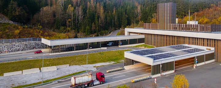 A9 Pyhrn Autobahn am Bosruck-Tunnel mit moderner Mautanlage in alpiner Herbstlandschaft - zentrale österreichische Streckenmaut der ASFINAG