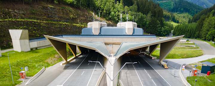 Tunnelportal des A9 Pyhrn‑Gleinalm‑Tunnels in Österreich mit getrennten Fahrspuren am Streckenmautabschnitt
