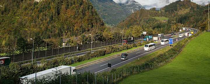 Reiseverkehr auf einer österreichischen Alpenautobahn bei der Burg Hohenwerfen - zentrale Mautroute für digitale 10-Tagesvignette
