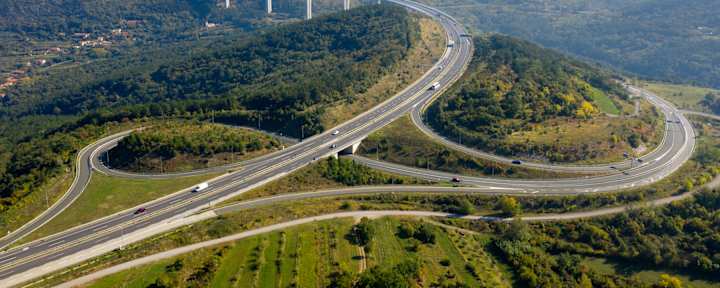 Autobahnkreuz und Viadukt in Slowenien aus der Vogelperspektive - zentrale Mautstrecke für Reisende mit E-Vignette