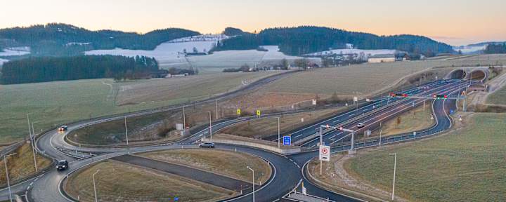 Autobahnkreuz mit Tunnelportal in Österreich aus der Vogelperspektive - zentrale ASFINAG-Mautroute für Fahrzeuge mit Jahresvignette