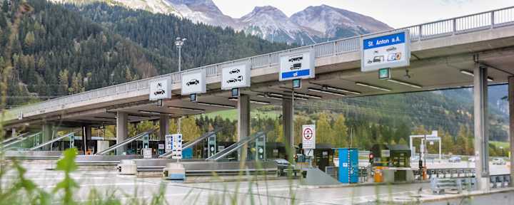 S16 Arlberg Schnellstraße mit Mautstelle St. Jakob in den Alpen - zentrale österreichische Streckenmaut zum Arlberg-Tunnel