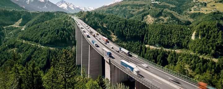 Verkehr auf der Europabrücke in Österreich - zentrale Maut- und Transitroute für Urlauber und Durchreisende