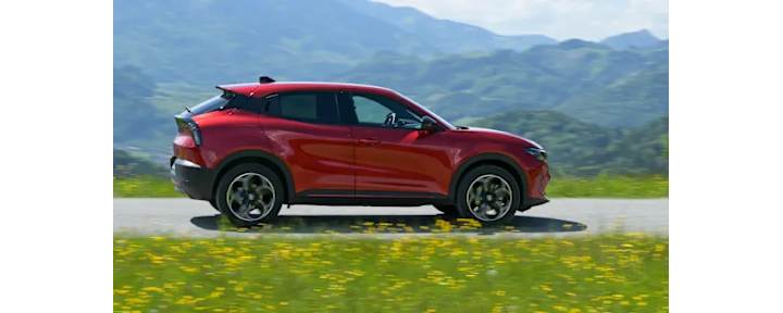 Alfa Romeo Junior unterwegs mit Bergen im Hintergrund