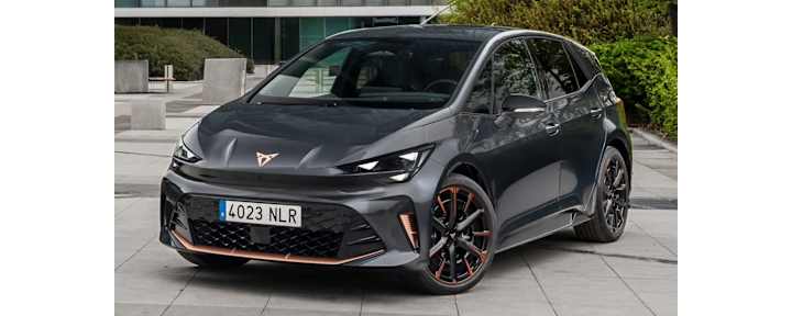 Cupra Born Vorderansicht mit angeschrägten Rädern