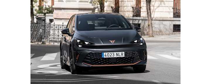 Cupra Born von Vorne in der Stadt unterwegs