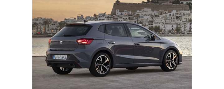 Seat Ibiza an der Küste während der Abendsonne