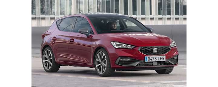Seat Leon unterwegs in der Stadt mit Ansicht von vorne