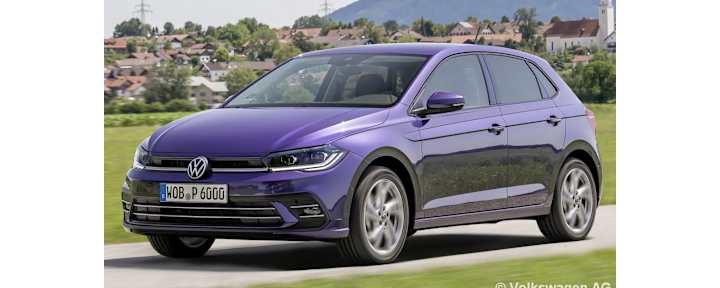 VW Polo in Blau unterwegs auf der Landstraße