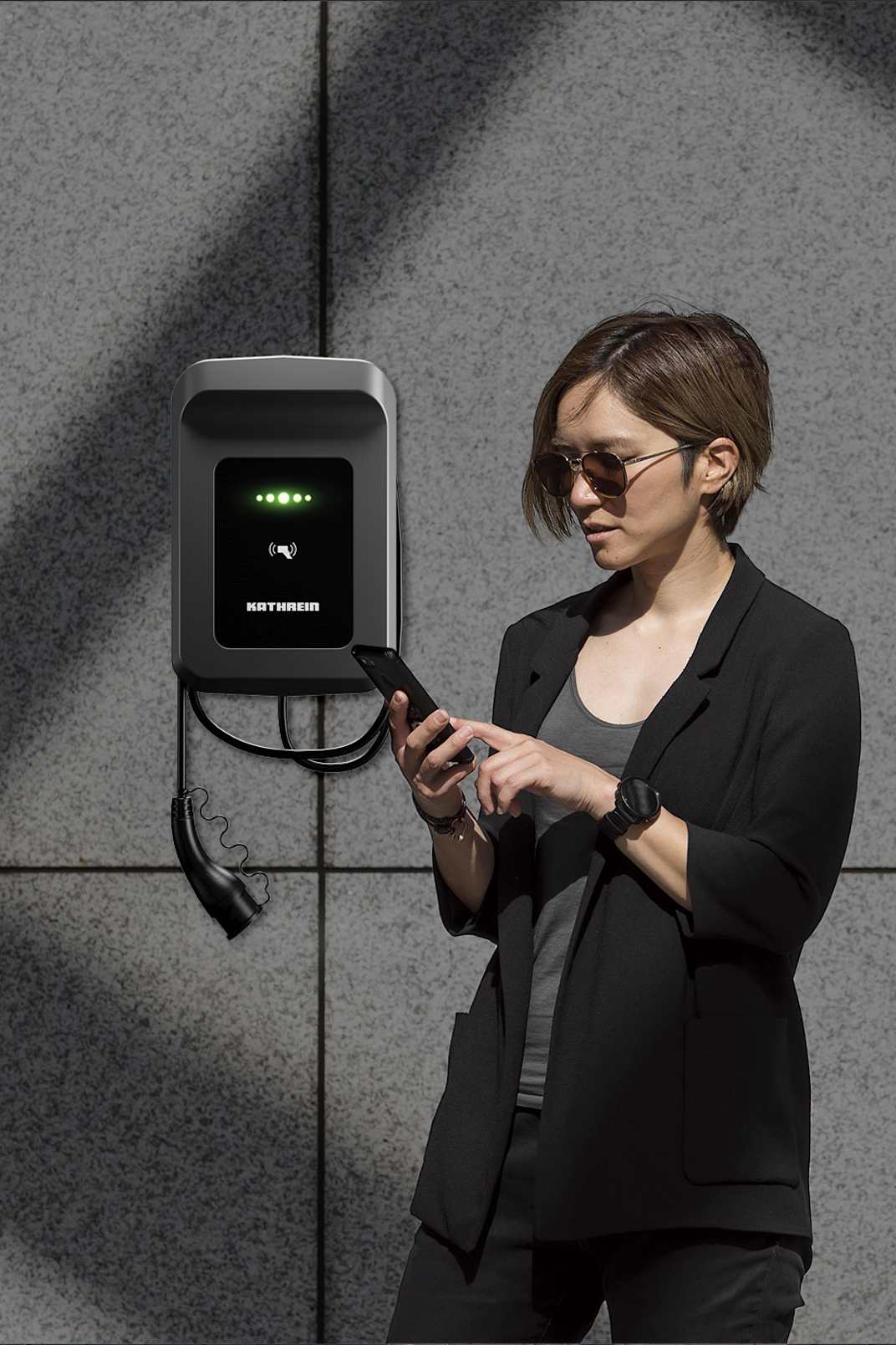 Frau nutzt App zur Steuerung ihrer Wallbox