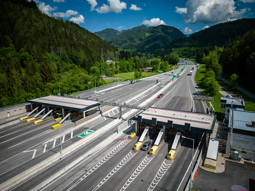 Mehrspurige Mautstelle auf der A9 Pyhrn Autobahn vor Alpenkulisse - zentrale ASFINAG Streckenmaut am Gleinalm-Tunnel in Österreich
