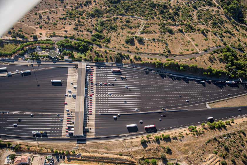 Große Péage‑Mautstation in Frankreich mit zahlreichen Fahrspuren und Fahrzeugen aus der Vogelperspektive