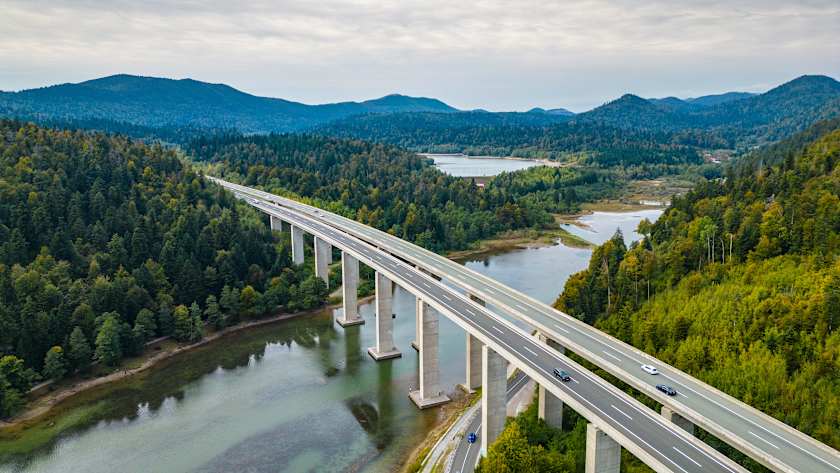 Autobahn‑Brücke über Seen und Wälder in Kroatien, gesehen aus der Luft, im Bereich einer Mautstrecke.