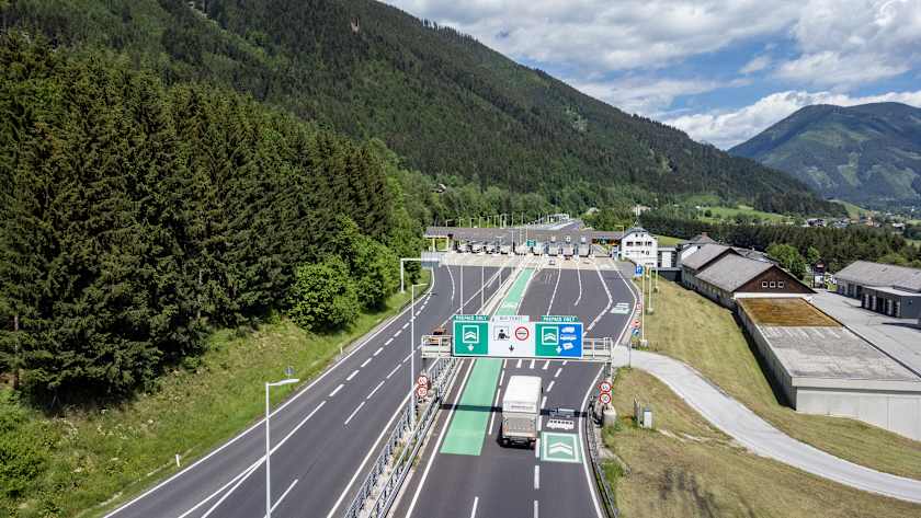 Mautstelle auf der A9 in Österreich mit mehreren Spuren und Hinweisschildern am Streckenmautabschnitt Bosruck