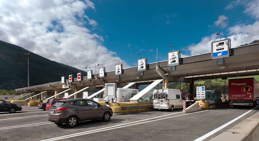 A10 Tauern Autobahn mit Mautstelle St. Michael in alpiner Umgebung - wichtige österreichische Streckenmaut für den Tauern-Tunnel