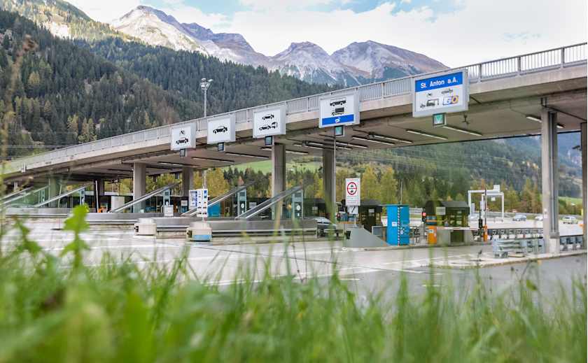 S16 Arlberg Schnellstraße mit Mautstelle St. Jakob in den Alpen - zentrale österreichische Streckenmaut zum Arlberg-Tunnel