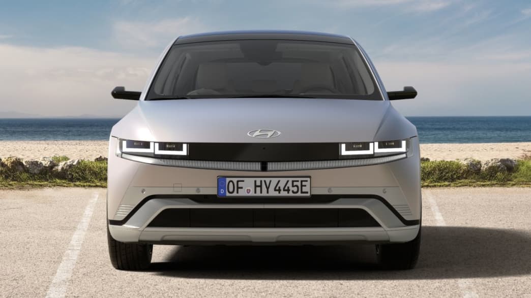 Hyundai IONIQ 5 Premium Plus 84 kWh — Front view · European 84 kWh RWD