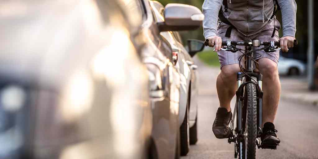Sehr wenig Abstand zwischen Radfahrer und Autos
