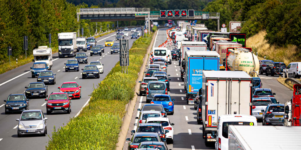 Stau auf der A2 zu Beginn der Sommerferien