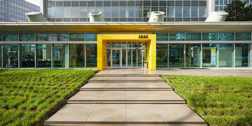 ADAC Frankfurt Niederrad Eingangsbereich und Schaufenster