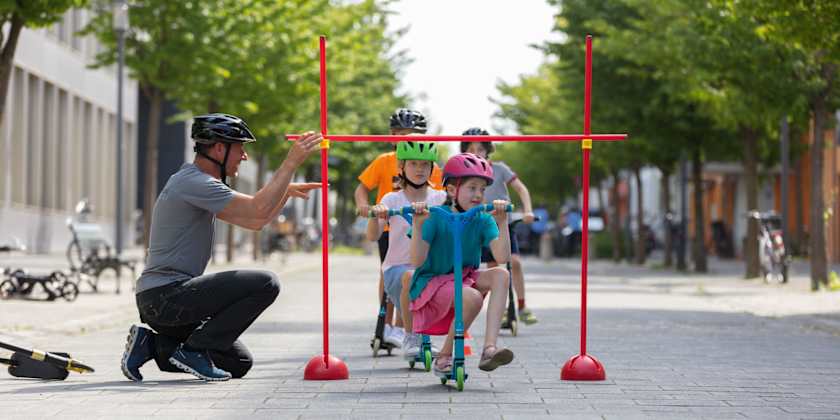 „Roller Fit“ bringt Schwung in den Unterricht: Grundschulkinder entdecken auf dem Tretroller spielerisch die Welt der sicheren Mobilität.