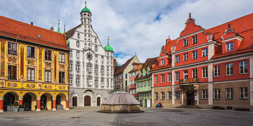 Memmingen ist mit seinen Fachwerkhäusern und dem Rathaus aus der Renaissance ein echtes Juwel im Allgäu.