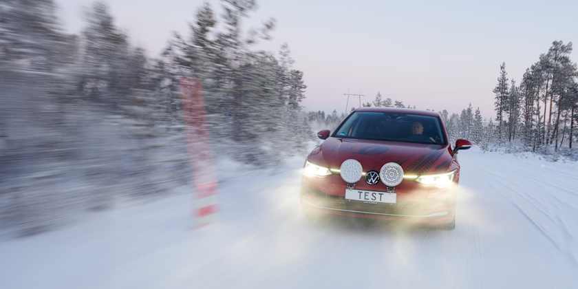 Ein Auto fährt beim Winterreifentest in Finnland