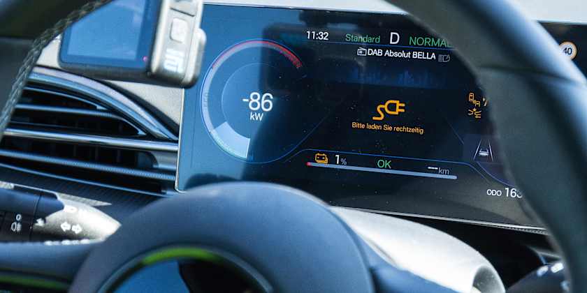 Ein Cockpit Display eines Autos bei welchem mann erkennen kann das das Auto dringend geladen werden muss, da der Batteriestand auf 1% ist.