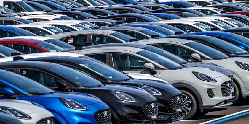 Lagerplatz für Neuwagen im Hafen Vlissingen-Oost, auf über 100 Hektar werden Fahrzeuge zwischen gelagert, um sie von Europa nach Großbritannien zu verschiffen, Ford Autos, andere wie Modelle des chinesischen Autobauers BYD werden von hier aus in Europa ausgeliefert, Windpark, Niederlande,