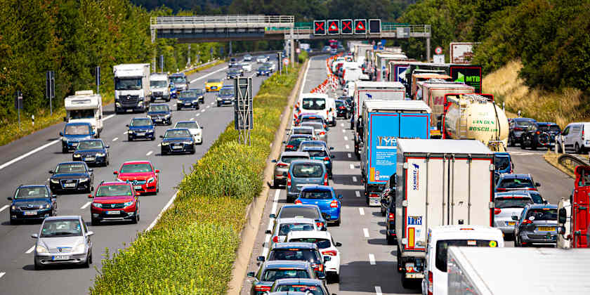 Stau auf der A2 zu Beginn der Sommerferien